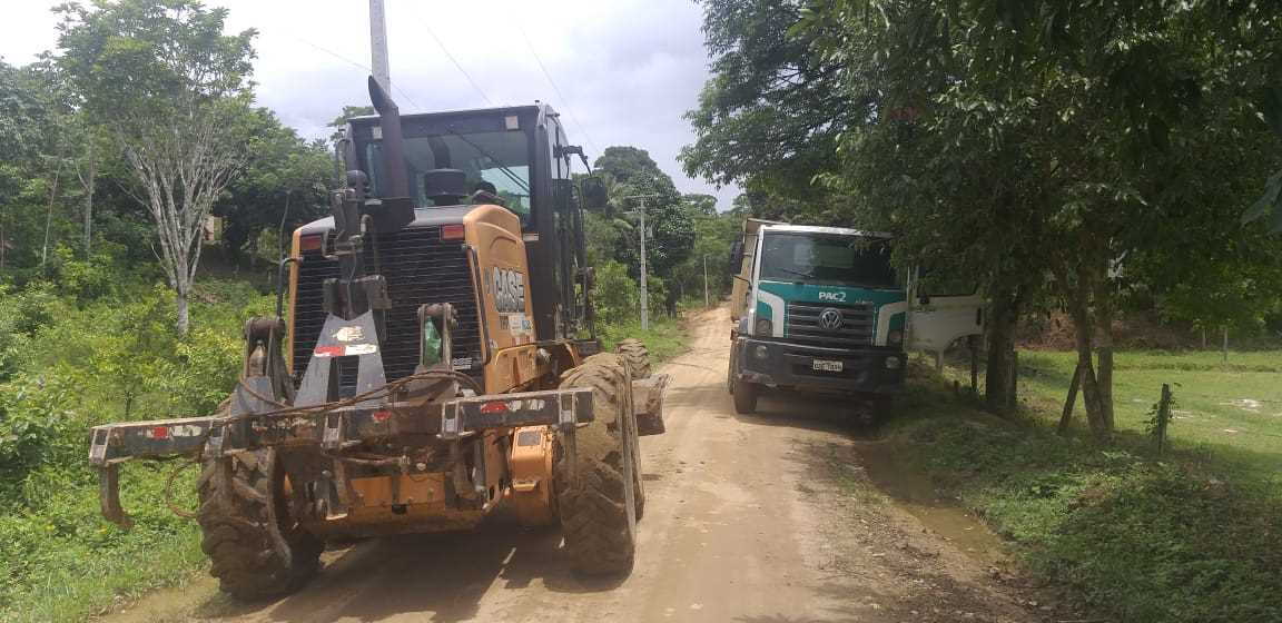 Camacã: Prefeito Paulo do Gás acompanha a recuperação da estrada do Km 2